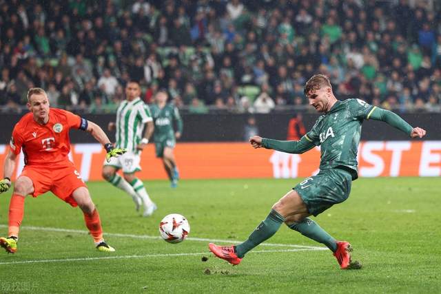 mk官方网站 -西汉姆迎荷甲关键赛，加时末段更衣室发声，更衣室稳定，资深球员宣示担当 