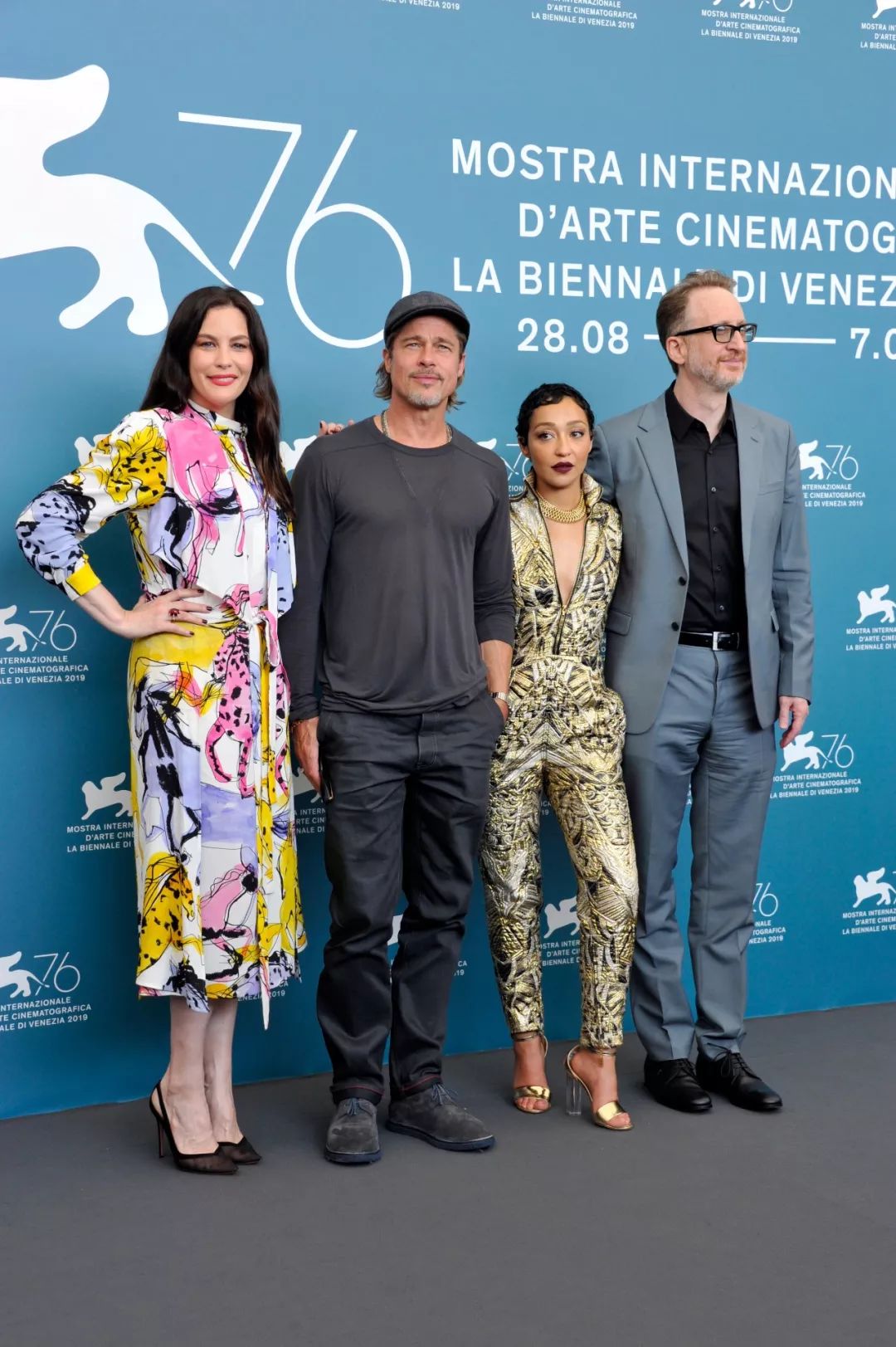 关于皇家社会训练开放日，清晨手感冰凉引欢呼，社区盾在即，临场指挥获称赞的信息