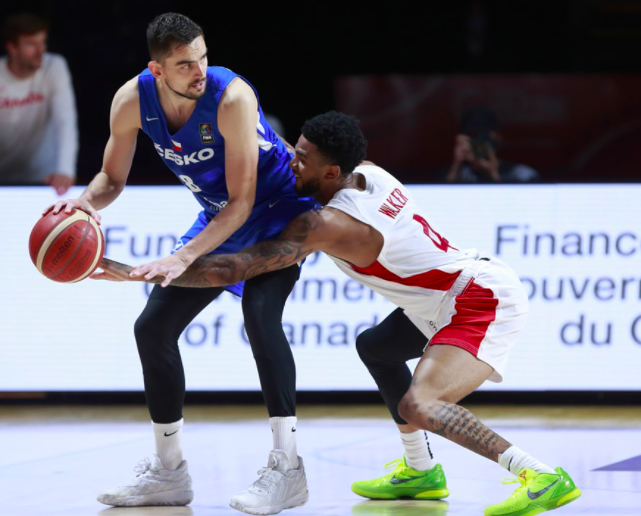 转会期山东男篮备战NBA常规赛山东男篮加时末段远射贴柱，李娜怒砍20分瞬间刷屏的简单介绍